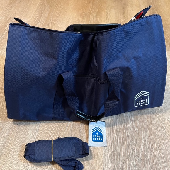 First Class 26” garment to duffel bag with shoulder strap. -new with tag - Picture 1 of 5